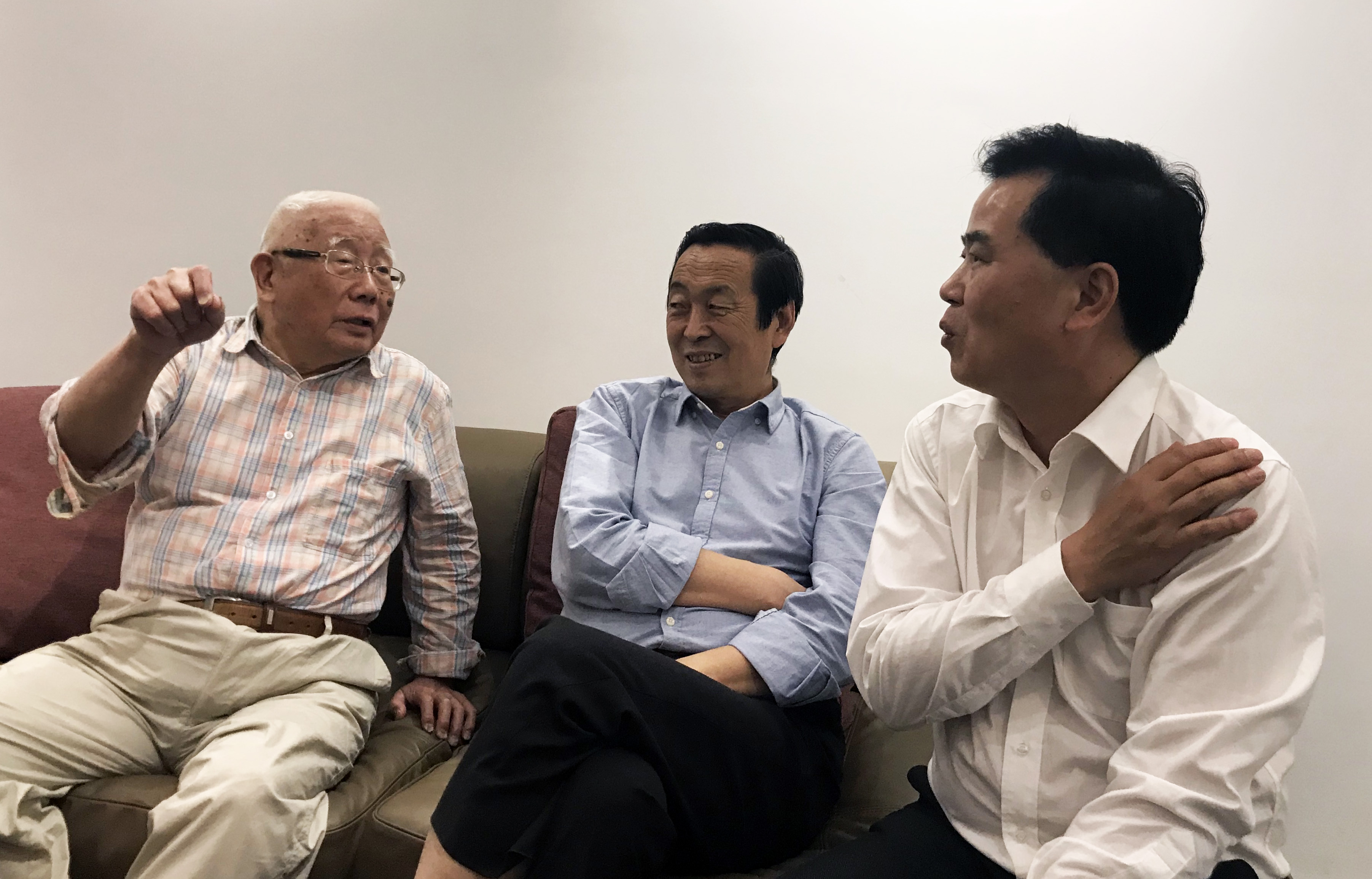 2018年4月20日广西书展期间，中国当代文学学会会长、评论家白烨（中）莅临漓江书院，与刘硕良先生（左）、刘迪才社长（右）热烈交流.jpg